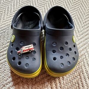 CROCS Navy and Lime C9 (fits like 10)